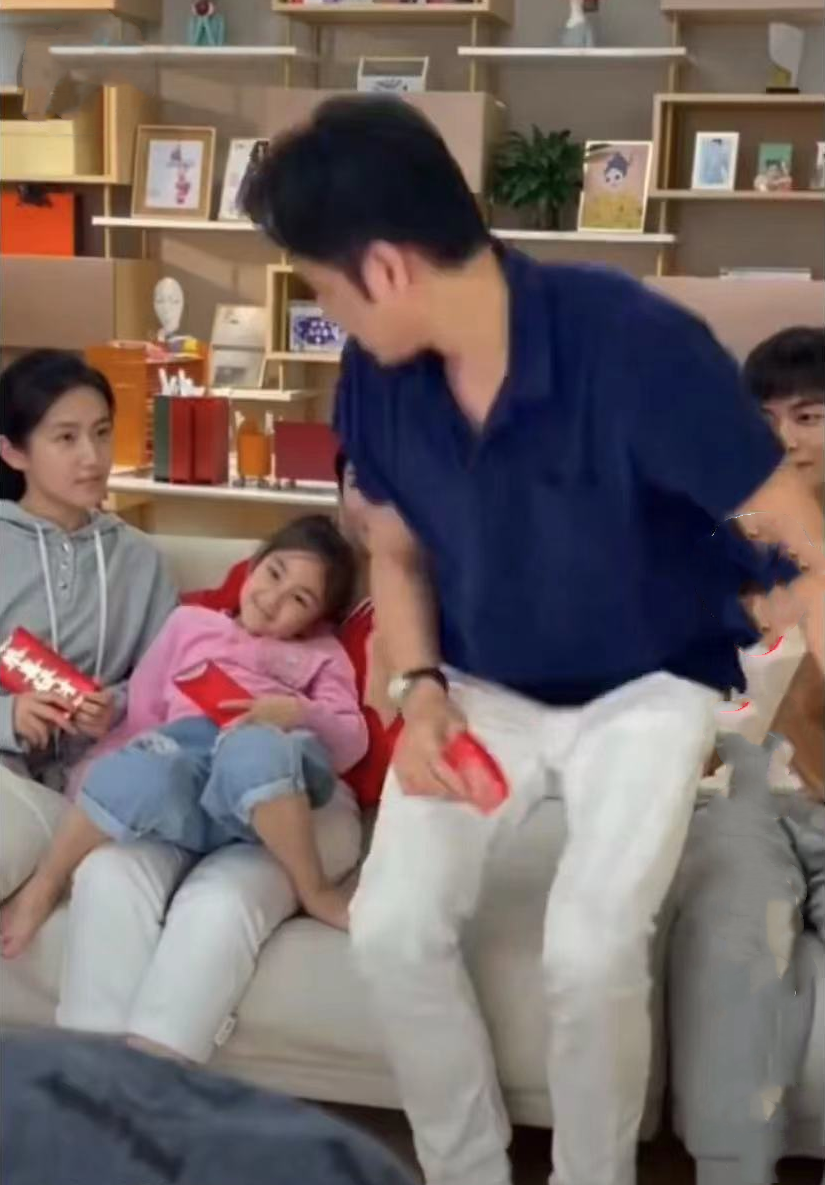 明道|明道拍摄现场黑脸发飙！对小女孩说脏话暴怒离去，黄奕一旁显尴尬