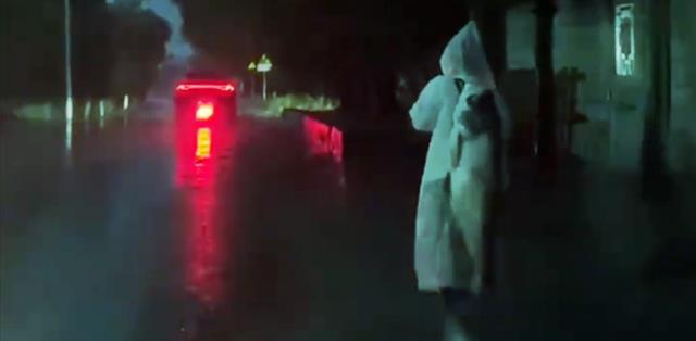 徒步|女钓友收获30斤胖头鱼，扛着它徒步10公里回家，原因让人哭笑不得