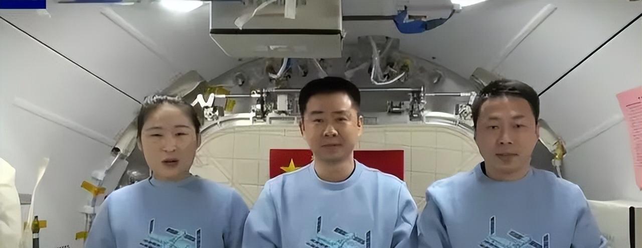 神十四新衣服萌翻众人!航天员所穿的衣服有多讲究?