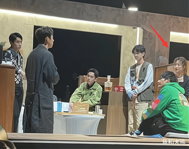 小姐姐|《明侦》拍摄内景曝光，何炅带头梳理案情，王鸥大张伟造型太抢镜