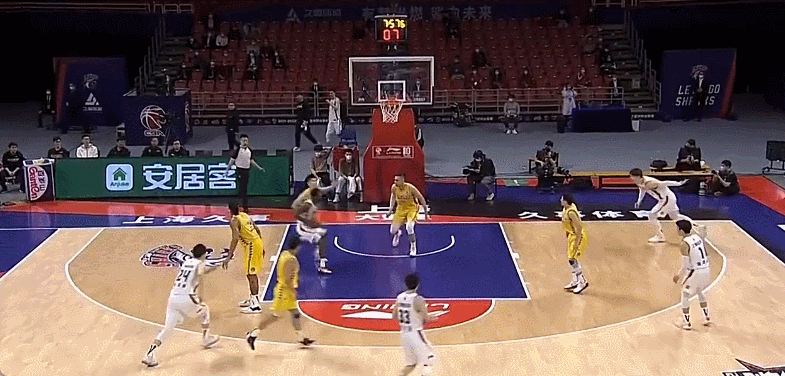 辽宁男篮|天啊！中国第一炸后卫！44分钟轰下45分！NBA探花都给他打下手