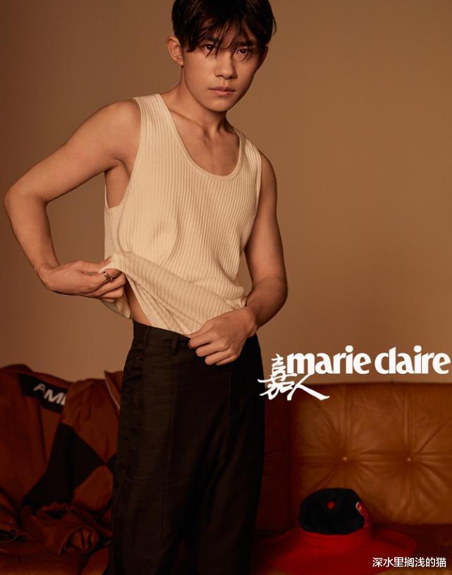 易烊千玺|易烊千玺拍杂志挑战“油头”，效果却很意外，谁还说他比不过王源