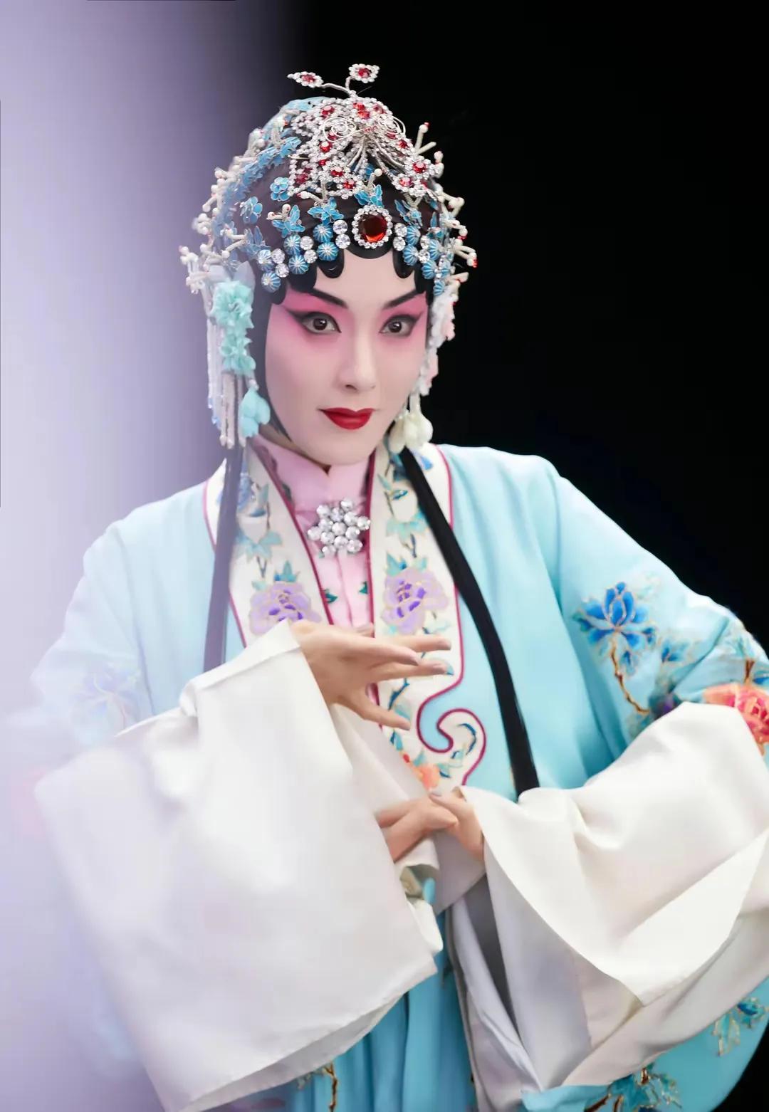 曾黎|佛性曾黎:错过张艺谋,5段情史45岁未婚,演妈妈,一切无所谓