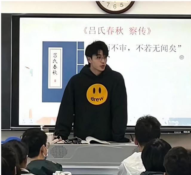 极客|安徽90后中学“实习”教师火了，浑身充满朝气，有颜值更有实力
