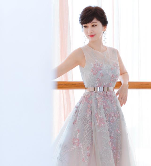 赵丽颖|赵雅芝放弃“装嫩”，恢复66岁该有的容貌，终于还是变成老奶奶