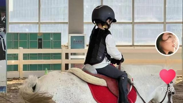 朱丹|朱丹晒5岁女儿骑马照，女儿圆脸长睫毛身高瞩目