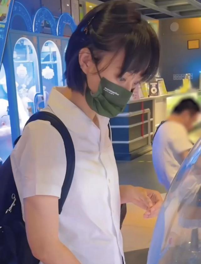 孙俪|孙俪现身电玩城，穿白衬衫背双肩包，气质清纯还以为是大学生