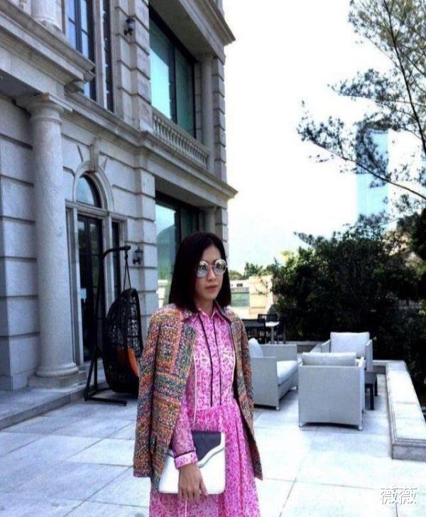 襄州|手握71亿的现金，还住在15亿的山顶别墅，她才是隐形女首富！