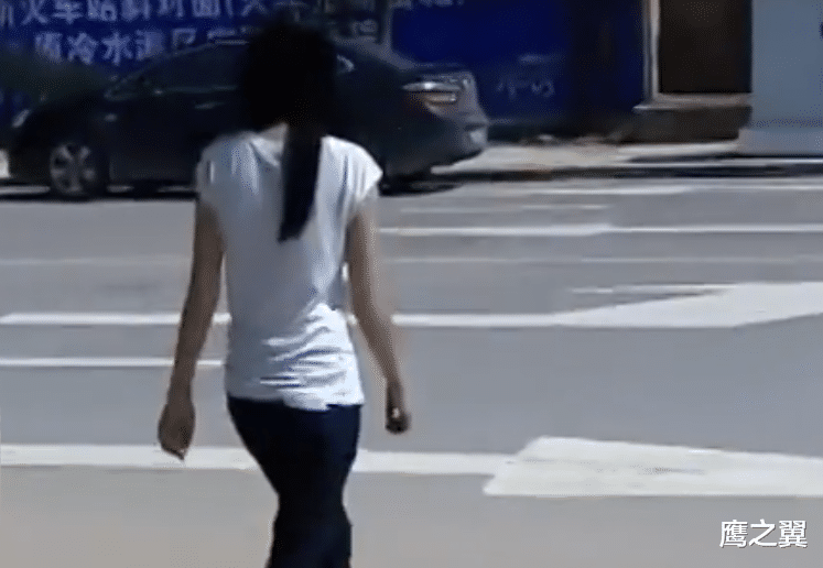 2013年湖南一男子去世,前妻怒砸遗像,就因不生儿被全村戳脊梁!