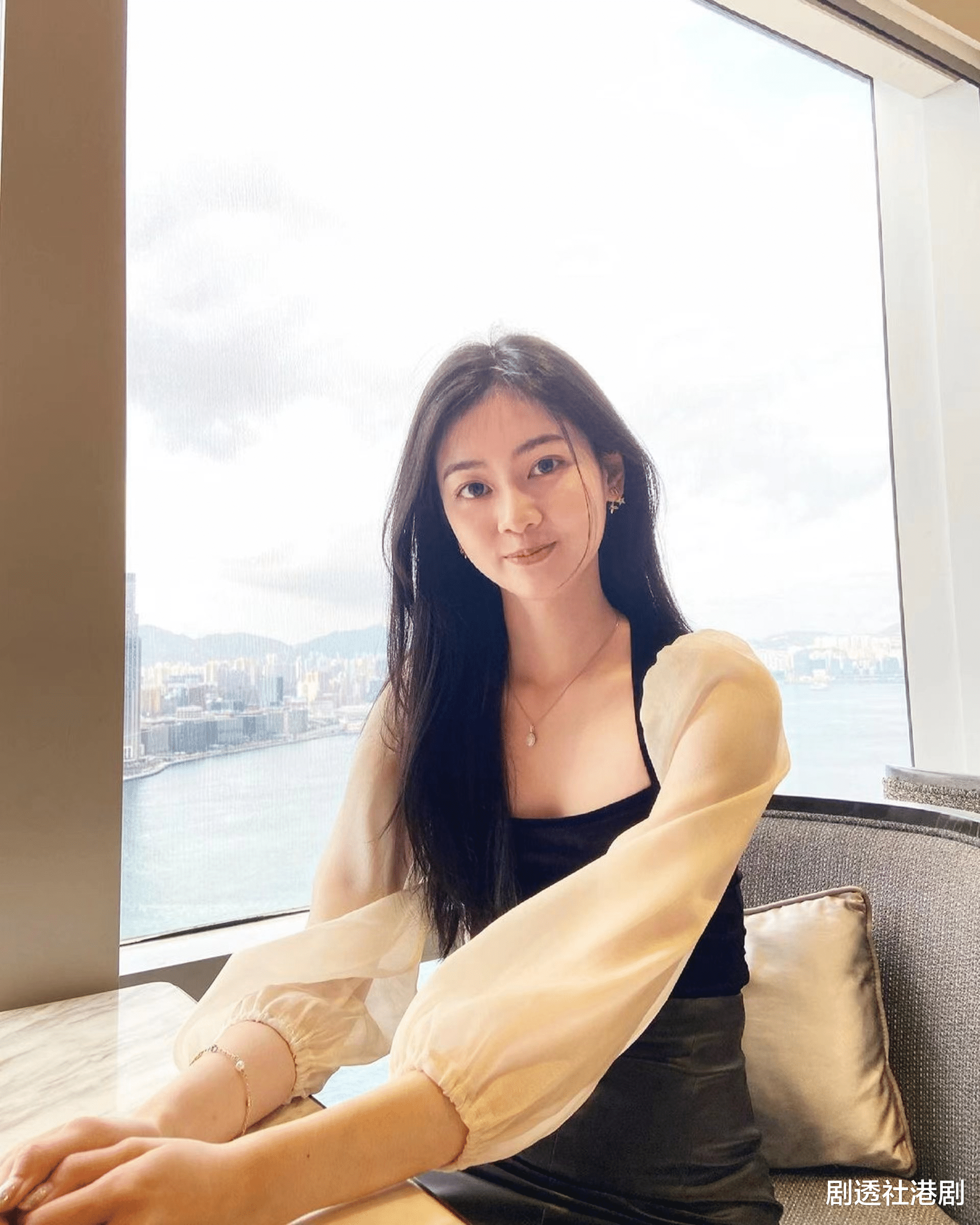 钢管舞|突破!港姐季军戴假金发变身小野猫跳钢管舞,与以往甜美形象差别大