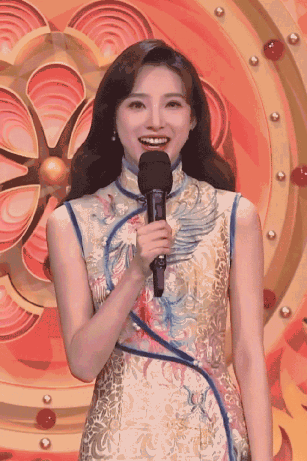 董卿|周涛董卿却上了热搜！春晚龙洋马凡舒挑大梁，旗袍造型把人惊艳了