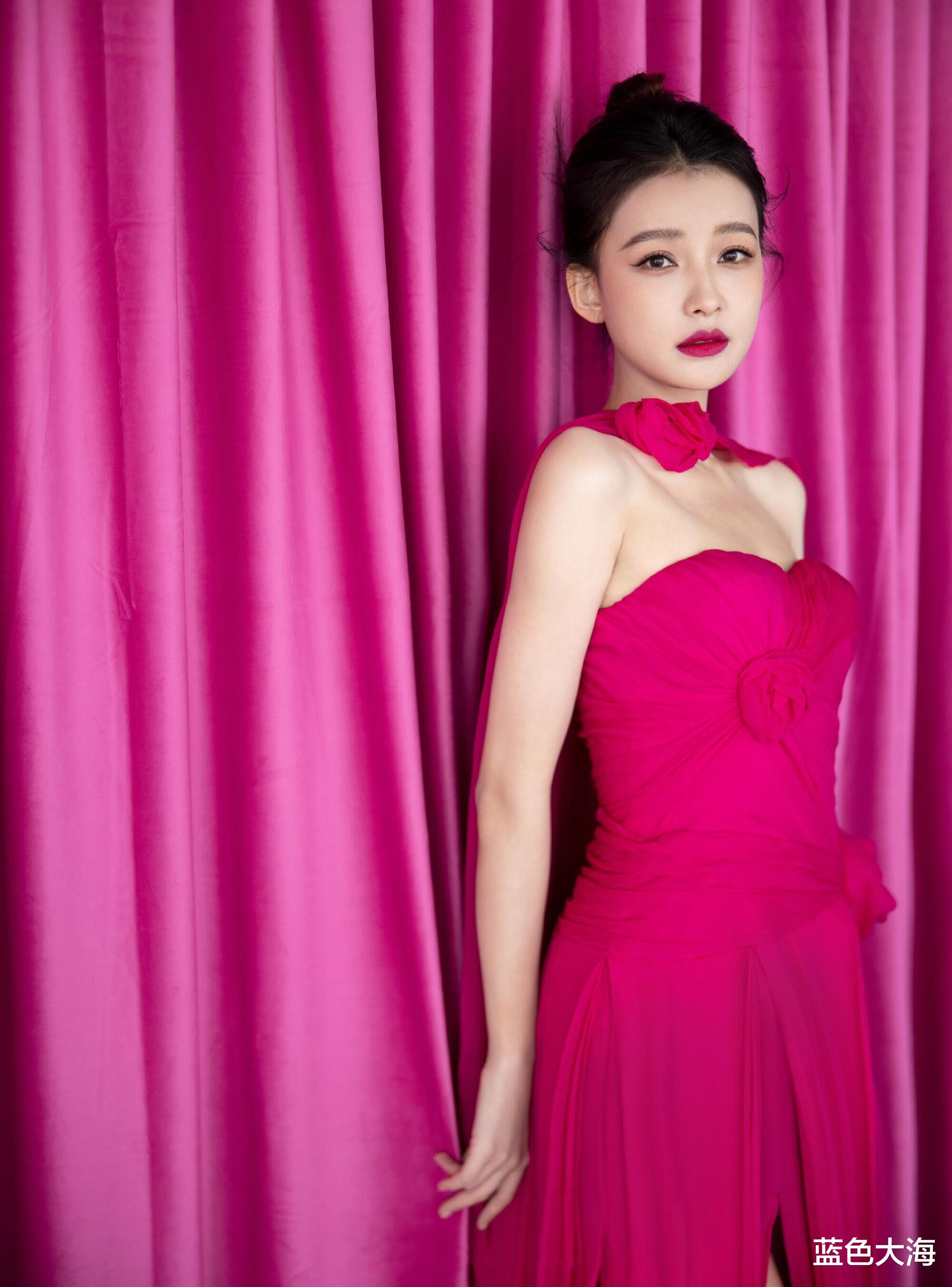 火龙果|孙怡真挺“敢”穿的，这么显黑的“火龙果裙”，她穿上就很显高级