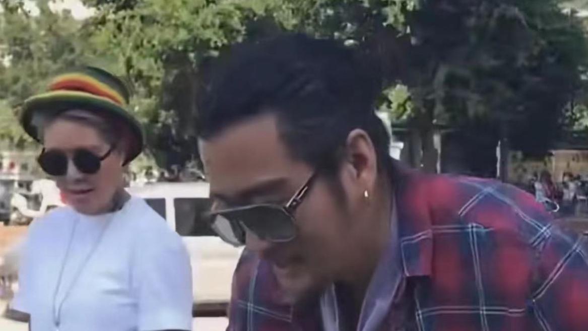 |58岁孙兴苏州街头擦车，感叹最近真不景气，绯闻富婆女友相伴身边