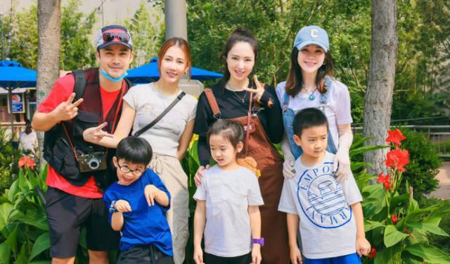 董璇|董璇关悦弦子家庭亲子游,6岁小酒窝可甜可咸,和妈妈对视画风甜