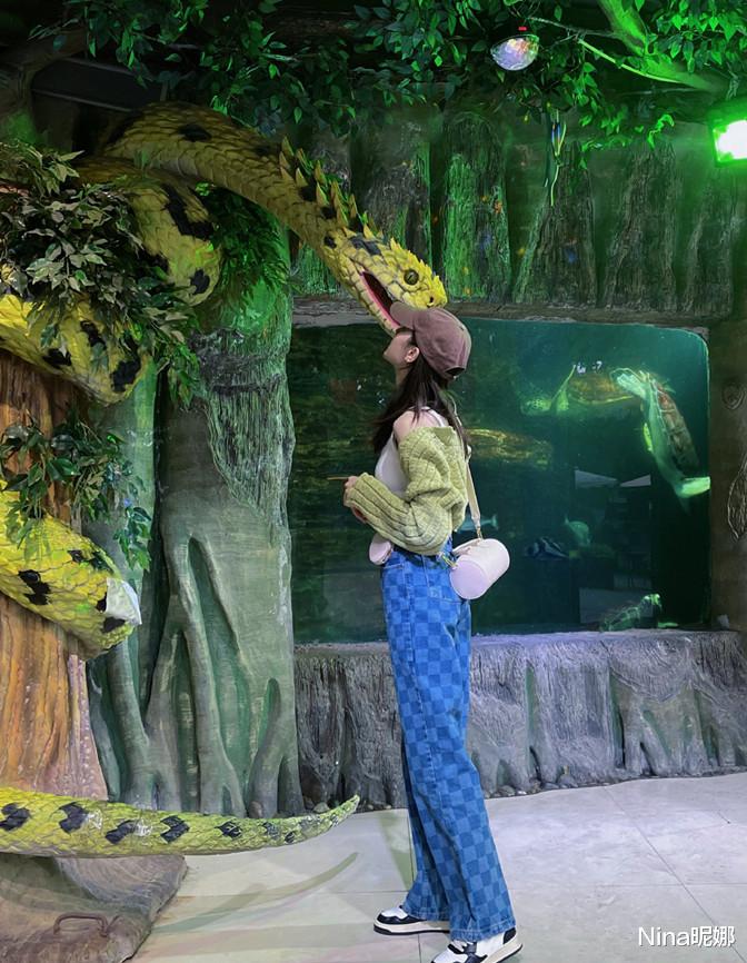 迪丽热巴|迪丽热巴打卡都江堰,江边开衫挂肩秀身材真大方,杨幂穿搭更窈窕