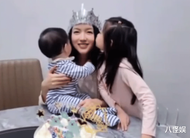 张梓琳|张梓琳养娃节俭，晒胖妹陪妹妹一起爬地上玩，Jocelyn长睫毛抢镜