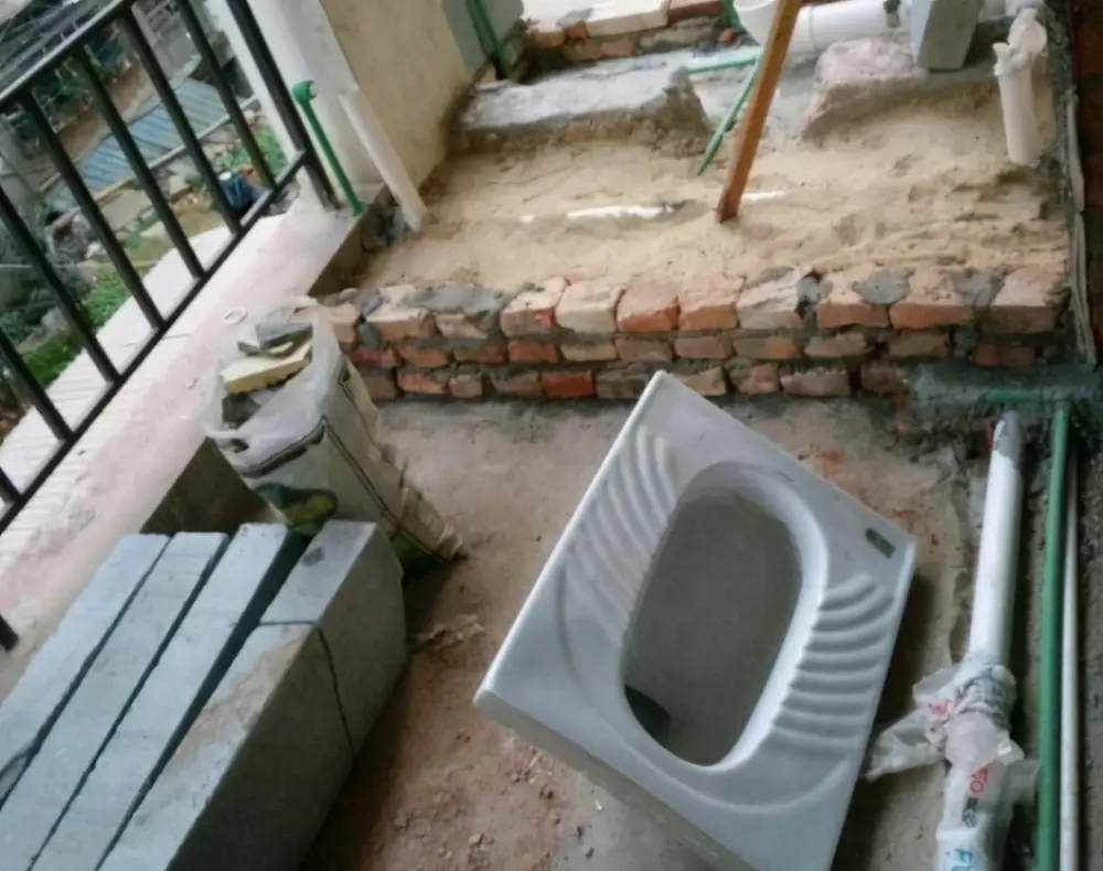 装修时想把阳台改成卫生间,楼下邻居找上门:建议你“做个人吧”