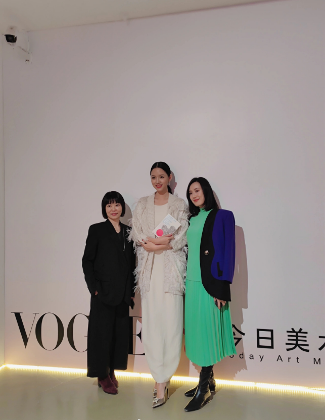 穿衣搭配|张梓琳“超模身材”好加分,182穿浅色修身裙好精致,气场不违和