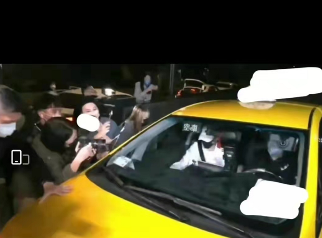 隔离|大S新婚老公现身排面大！隔离结束直奔大S豪宅被围观，穿着简单终于低调了