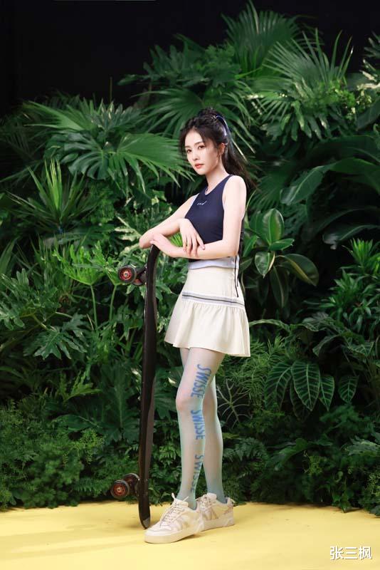 白梦妍 元气满满！白鹿广告大片花絮美照释出，高马尾造型化身漂亮女校花