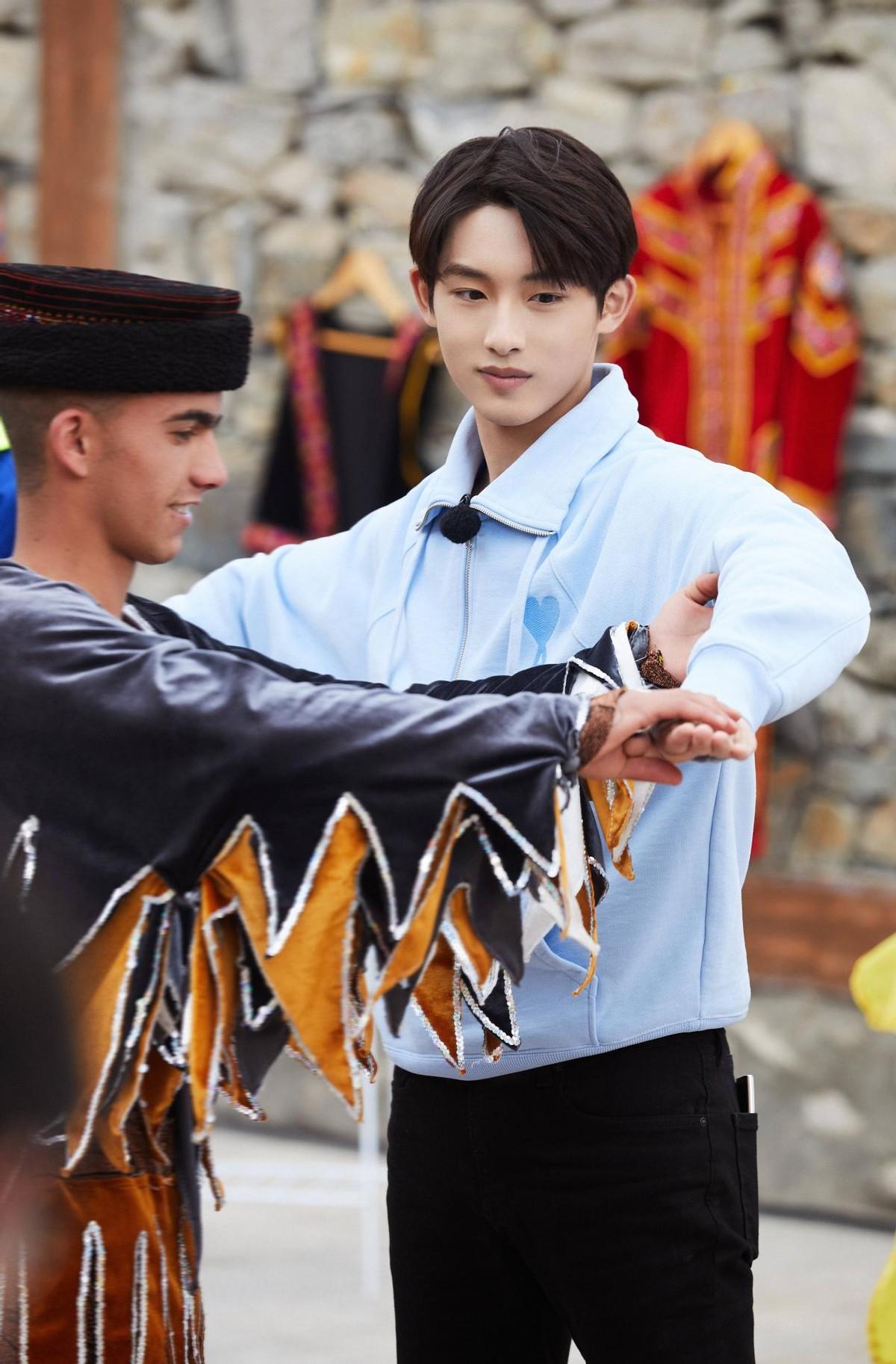 王怡人|王怡人和董思成转发只有一个中国动态，遭到韩国网友抵制：滚回去吧