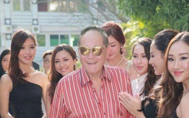 刘诗诗|86岁赵世曾近况曝光，独自一人出街闲逛，身形佝偻老态尽显