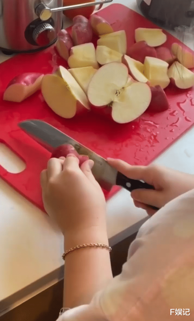 黎姿|黎姿一家五口隔离1个多月不无聊 教3个女儿烹饪、打扫很有意义