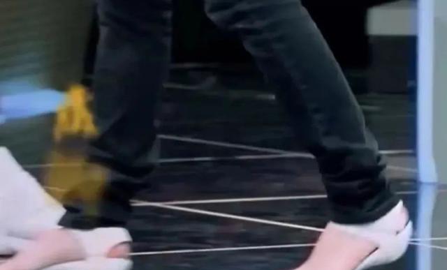 杨幂|明星变美花样多，杨幂用假屁股垫，倪妮贴反了假眉毛