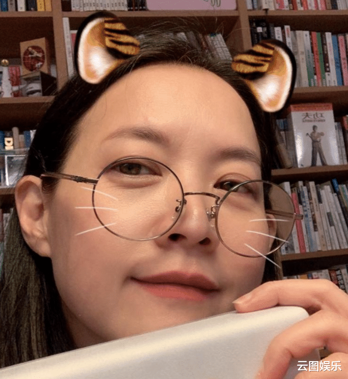 曾志伟|曾志伟女儿提前一年庆50岁生日,首次戴老花镜示人,直言已成老妪