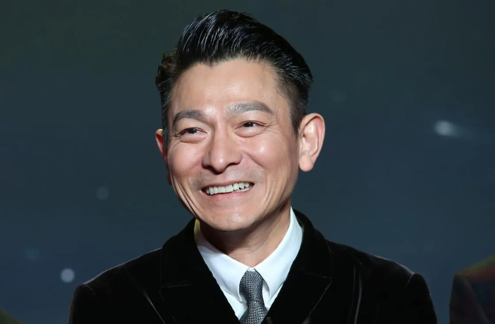 刘德华|刘德华走红毯突发意外，被网红冲上前，搂住胳膊，蹭热度明显