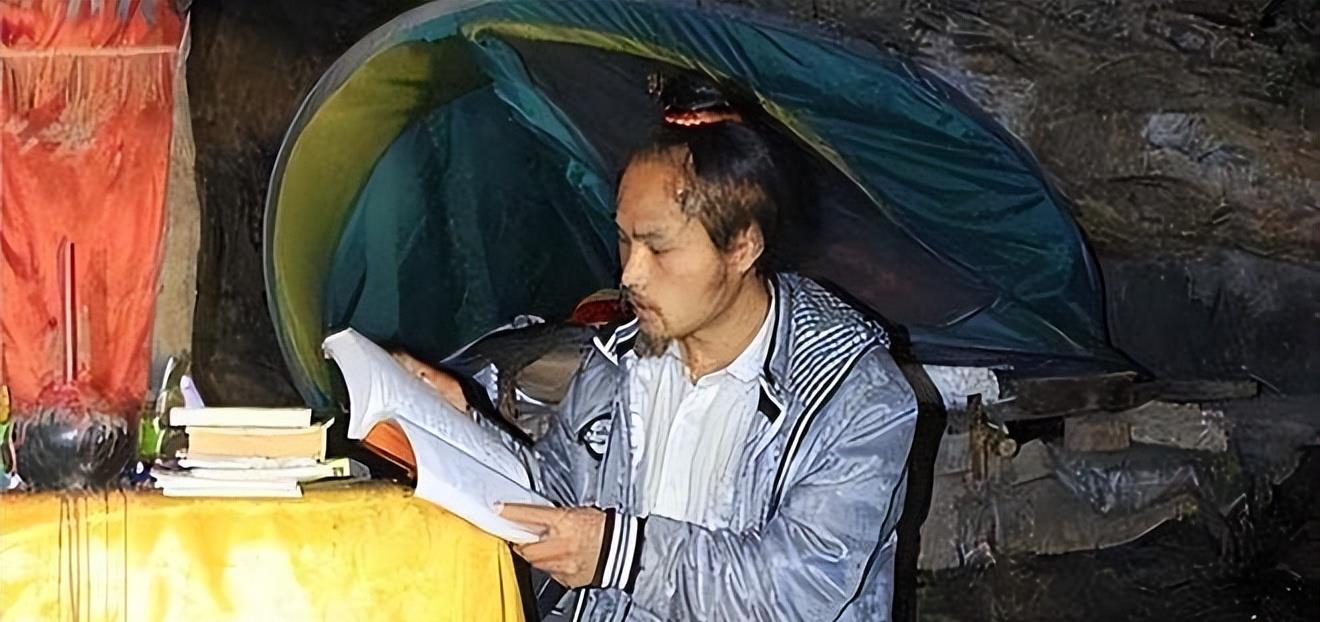医科大学生隐居窑洞8年: 闲时拉琴,渴了喝溪水,没钱了打零工护理
