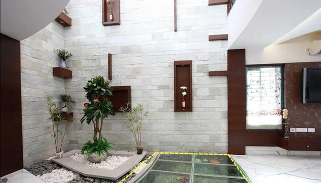 别墅天井下挖鱼池，铺一层玻璃，走上面如履平地，安全不耽误观赏