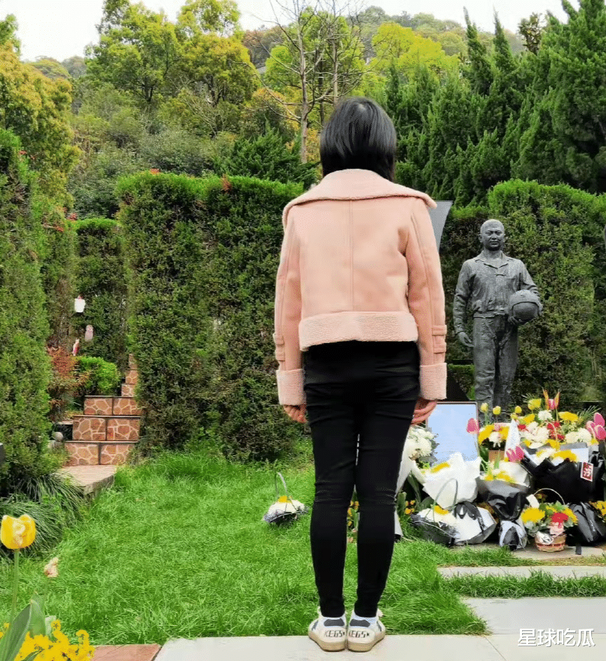 鲜花|王伟烈士墓前这十大照片 让所有国人泪目:我们从未忘记他!