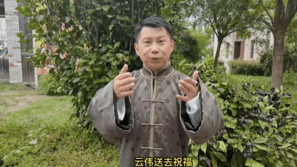 何云伟|何云伟沦落到给某企业送祝福，一代相声表演艺术家风光不在