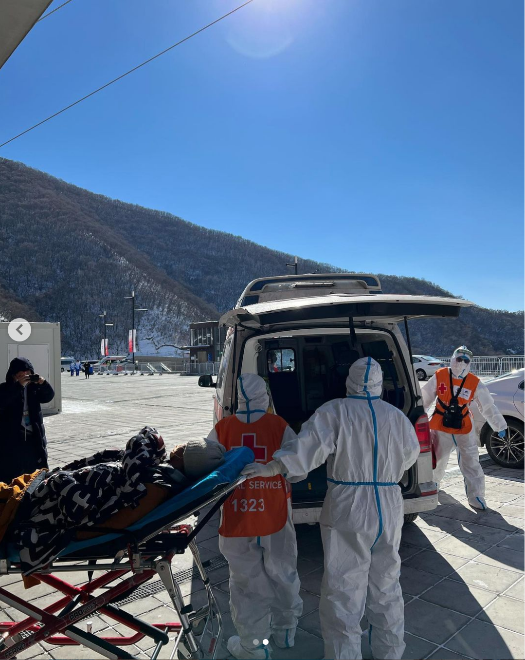 冬奥会|TVB男星冬奥会突晕倒!被两人抬上担架走路需搀扶,现场画面曝光