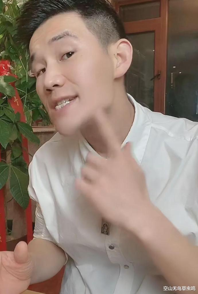 |演员嘎子直播卖表亏了3000万,打了自己十几个耳光,真的脸都打肿