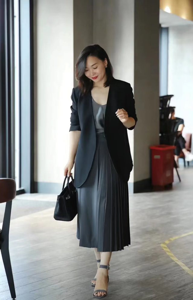 穿衣搭配|降温后这样打扮,时髦又好看,做一个既有风度又有温度的职场丽人