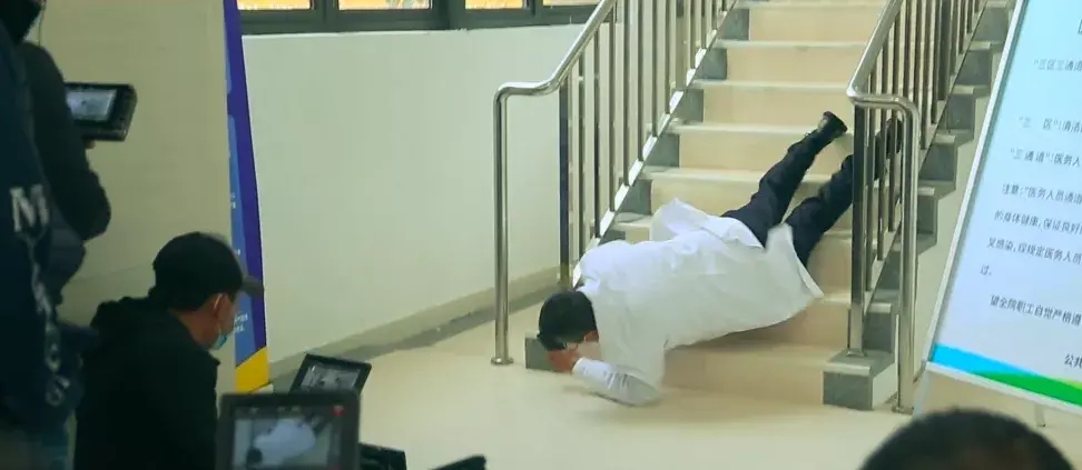 张涵予|金鸡奖张涵予穿破洞袜好节俭，大奖结束跟吴京吃海鲜抽雪茄好奢华