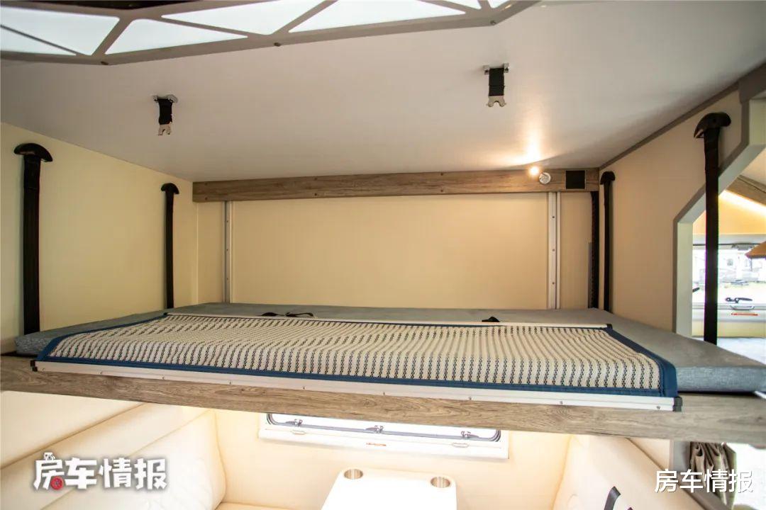 房车里的独立厨房真爽!爆炒不怕油烟,10度电空调尽情开还能冲澡