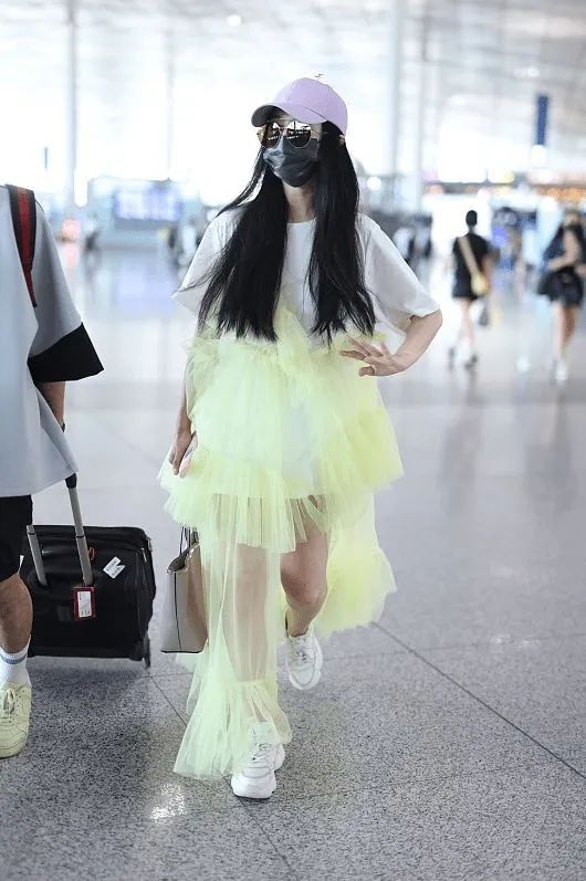 杨超越|范冰冰恋爱后越来越嫩，T恤叠穿蓬蓬裙比少女还甜，嫩到男友都认不出