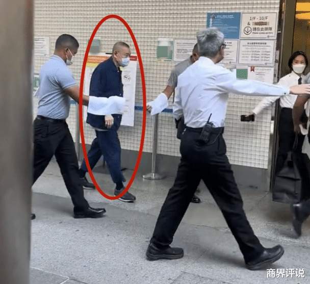 刘銮雄|刘銮雄再次现身街头,三个保镖贴身护卫,身体恢复不错已无需搀扶
