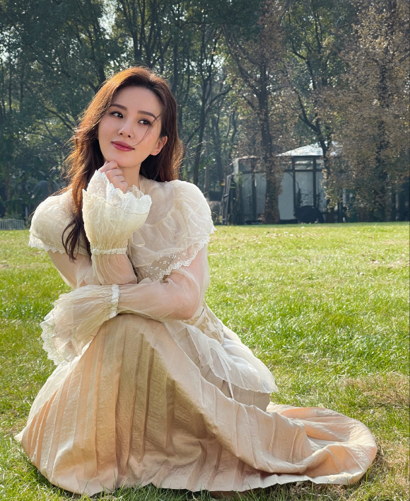 刘诗诗|古装女神，人淡如菊的气质，35岁庆生美翻全场，笑容甜美乐开了花
