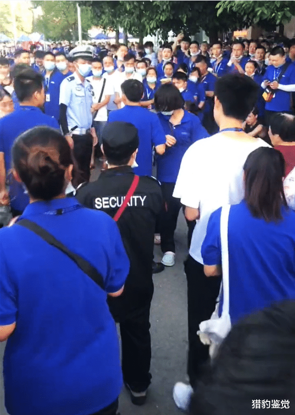 四川:工厂小伙跪地求爱引轰动,拉住女孩不让走,卑微的让人心疼