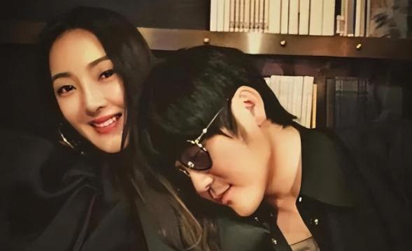 曹格|又犯病了？曹格晒相拥吻照回击妻子，崩溃发文标榜自己是被抛弃的