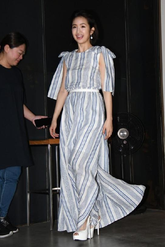 林依晨|连衣裙果然有气质，快40岁的林依晨穿上，宛如20岁少女