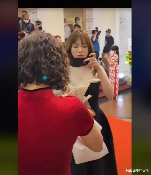 金球奖|越南“男神”阮黄德获金球奖，女友陪伴出席活动却吸引了很多人关注？
