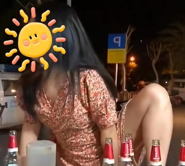 女子醉酒后脚踩板凳“霸气侧漏”,网友:颜值高,但行为太过不雅