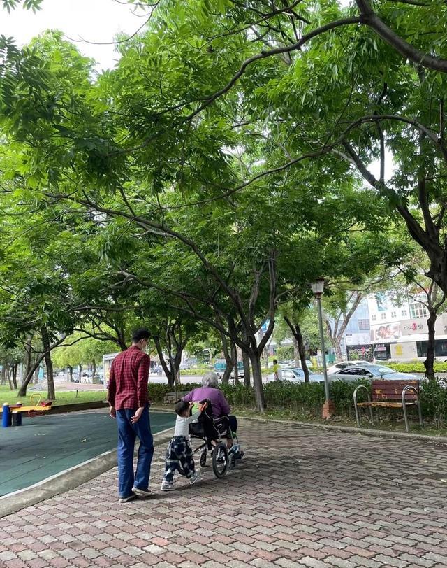 明道|明道牵着两岁儿子现身上海商场，孩子偏瘦，衣服宽松像大了两个码