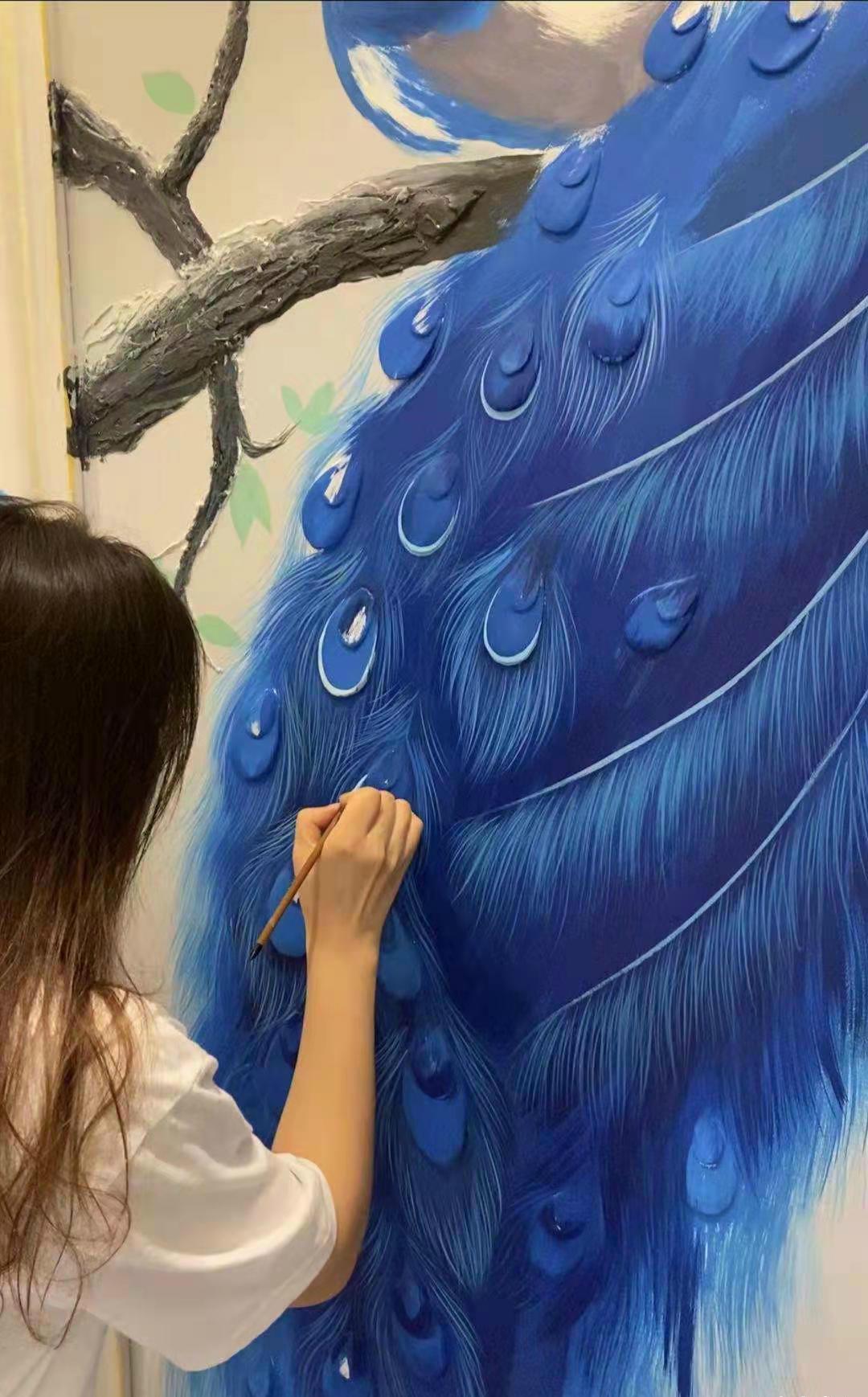 95后女孩靠画壁画6天赚4万,网友:长得好看还赚得多