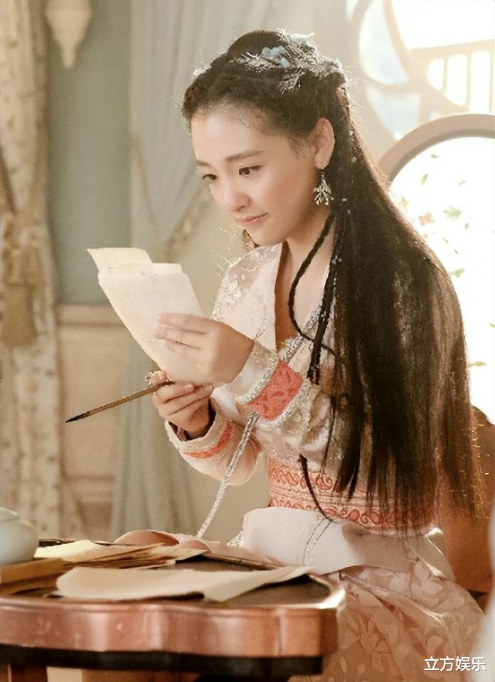 肖战|演艺界集体降薪：90已婚小花5000万腰斩，肖战被内娱所期待！